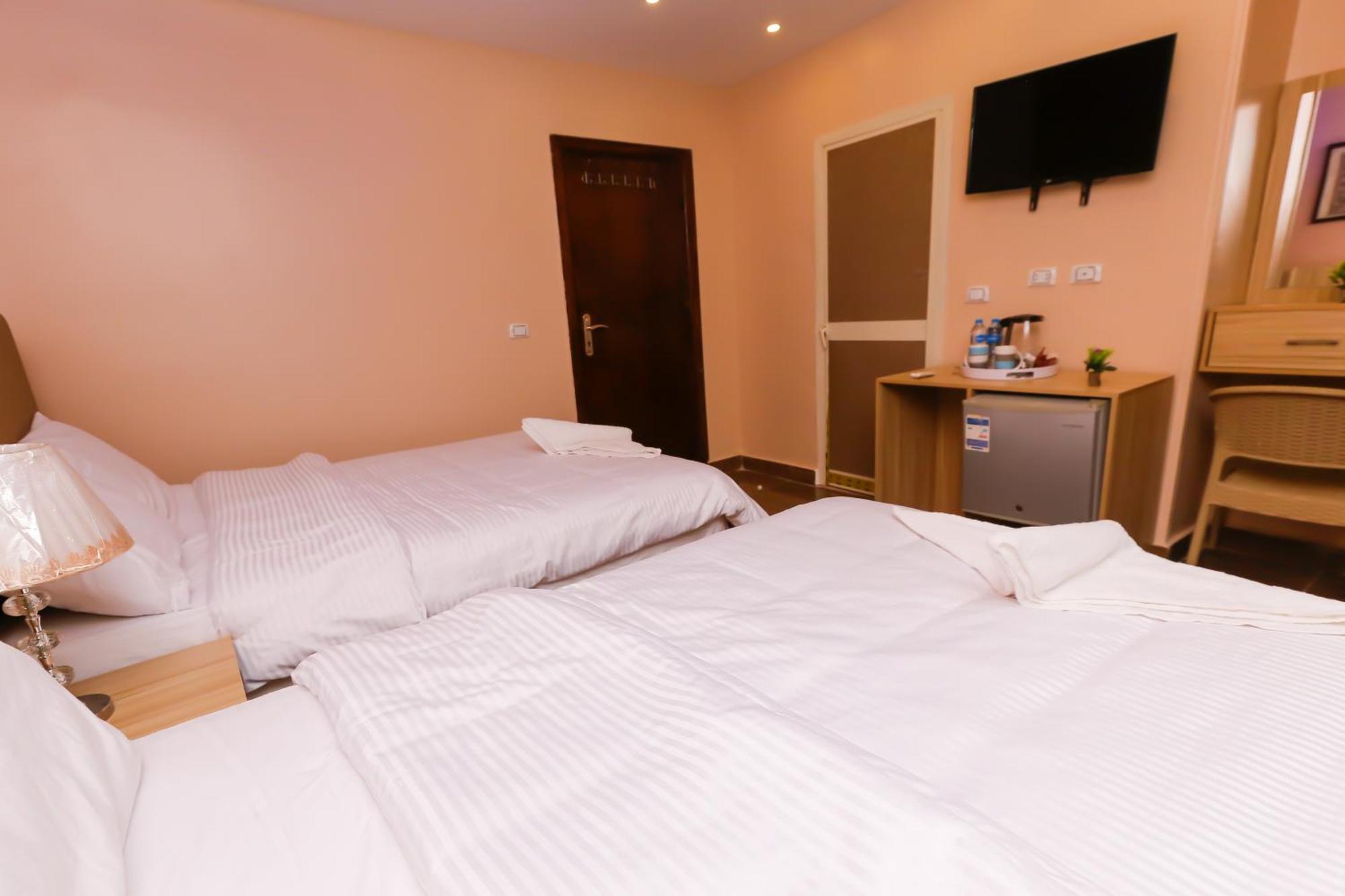 Pyramids Express View Hotel Kafrat al Jabal ภายนอก รูปภาพ